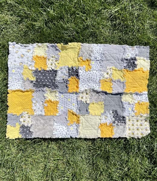 Bubble Bee Raggedy Quilt - Crib Size