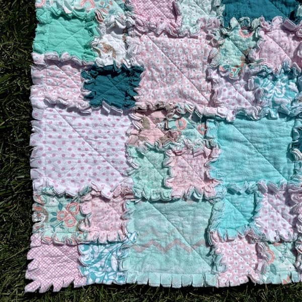 Hedgehog Raggedy Quilt – Crib Size